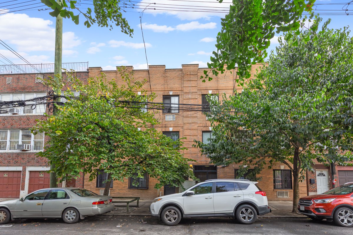 IPRG_NY's tweet photo. Two Free Market 3-Family Buildings in Mount Eden For Sale: 1370 A &amp; B Clay Avenue

 Asking $2,300,000

• $17,600 gross income/month
• 3,750 SF each building
• Cellar has additional 1,250 SF
• Mix of 2 &amp; 3 Bedroom Units
• Separate Utilities
• 7,980 SF unused air rights https://t.co/Hs7oR2yznh