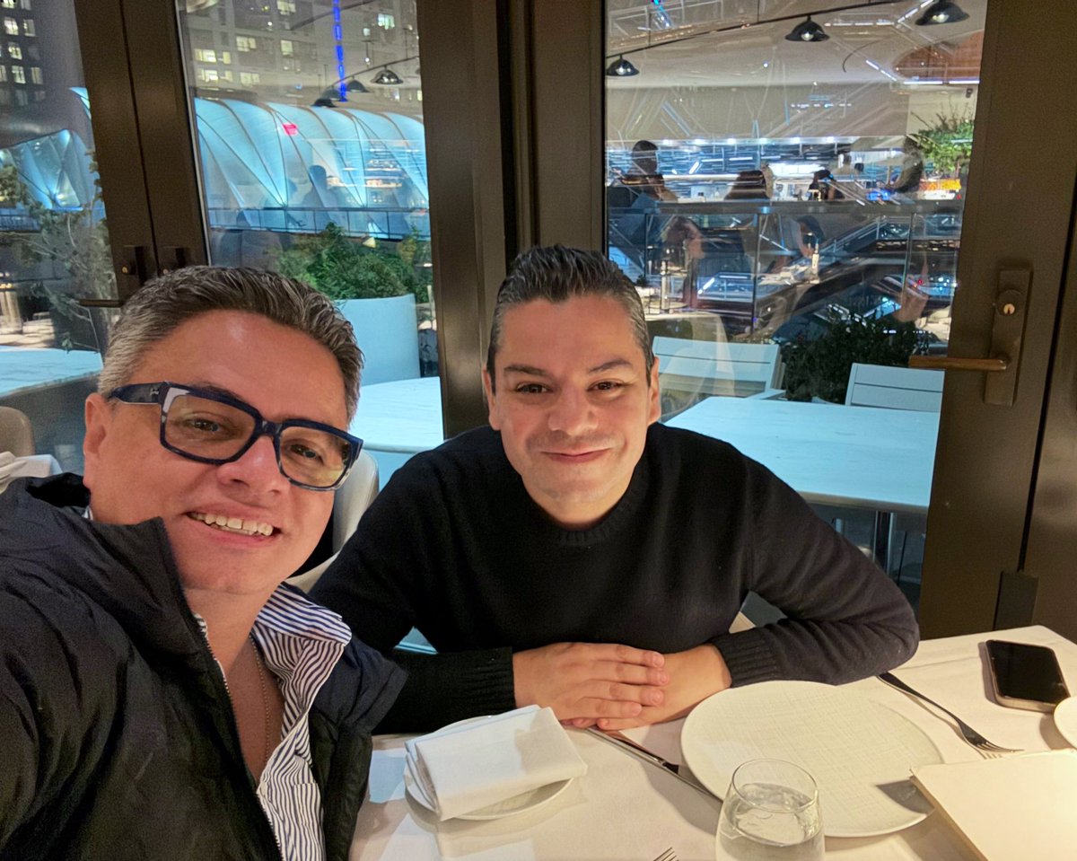 25 años de amistad y apenas logramos esa cena que nos debíamos en Hudson Yards. #NuevaYork de fondo y una charla parteaguas que parecía haberse escrito desde antes. La coincidencia: el mejor corresponsal en toda América Latina es mi hermano del alma. <a href="/arielmou/">Ariel Moutsatsos</a>