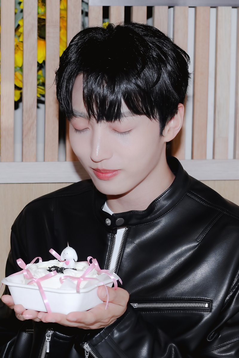 251101 🌸     

매년 너의 생일을 함께 축하해줄 수 있음에 감사해🥳
소원 빈 거 꼭 이루어지길💕

<a href="/yyyein_n/">선율 (선예인)</a> #SUNYOUL #선율 #내마음_블룸블룸