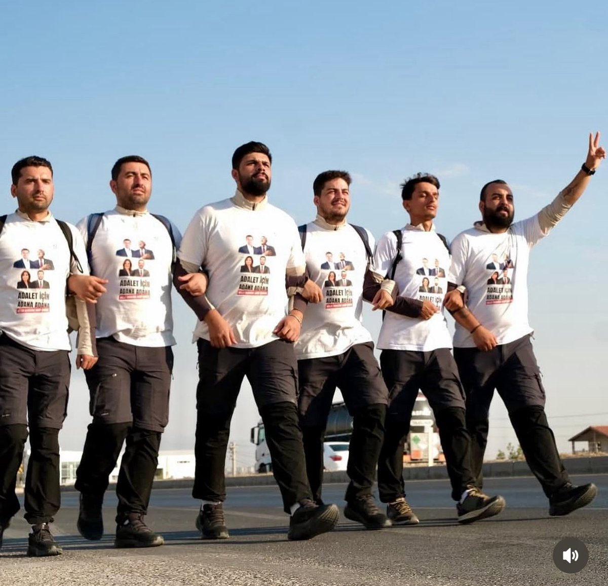 Ey Zeydan Karalar, Seni bu zor günlerinde desteklemek için ozveriyle 1100 km yol yürüyen bu yigit evlatlar, adalet arayışında gögsünde Adana'yı taşıyor senin özgürlügün, senin davan için ter doküyor, yollarda iz bırakıyor. Hepside %100 Adana çocuğu. Ama sen ne yapıyorsun?