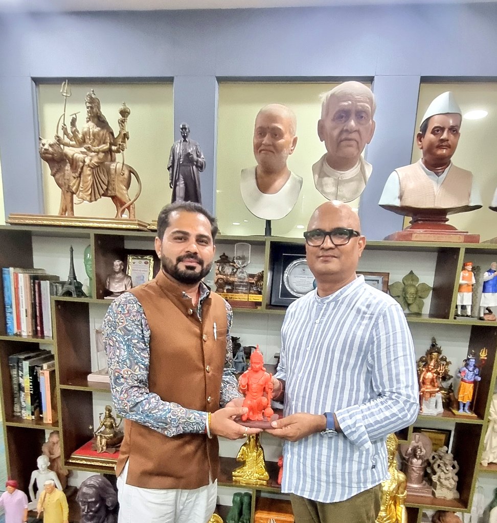 विश्वप्रसिद्ध मूर्तिकार <a href="/murtikarnk/">Murtikar Naresh Kumawat</a> जी से आज एक शिष्टाचार मुलाक़ात हुई।
जितना सुना था उससे  कंही ज्यादा हँसमुख व मिलनसार स्वभाव के धनी हैँ सर।
 हम दुआ करते हैँ आपकी कला से इसी तरह पूरी दुनियां में भारत देश का डंका बजता रहे🙏
जय हिन्द। जय भारत 🇮🇳