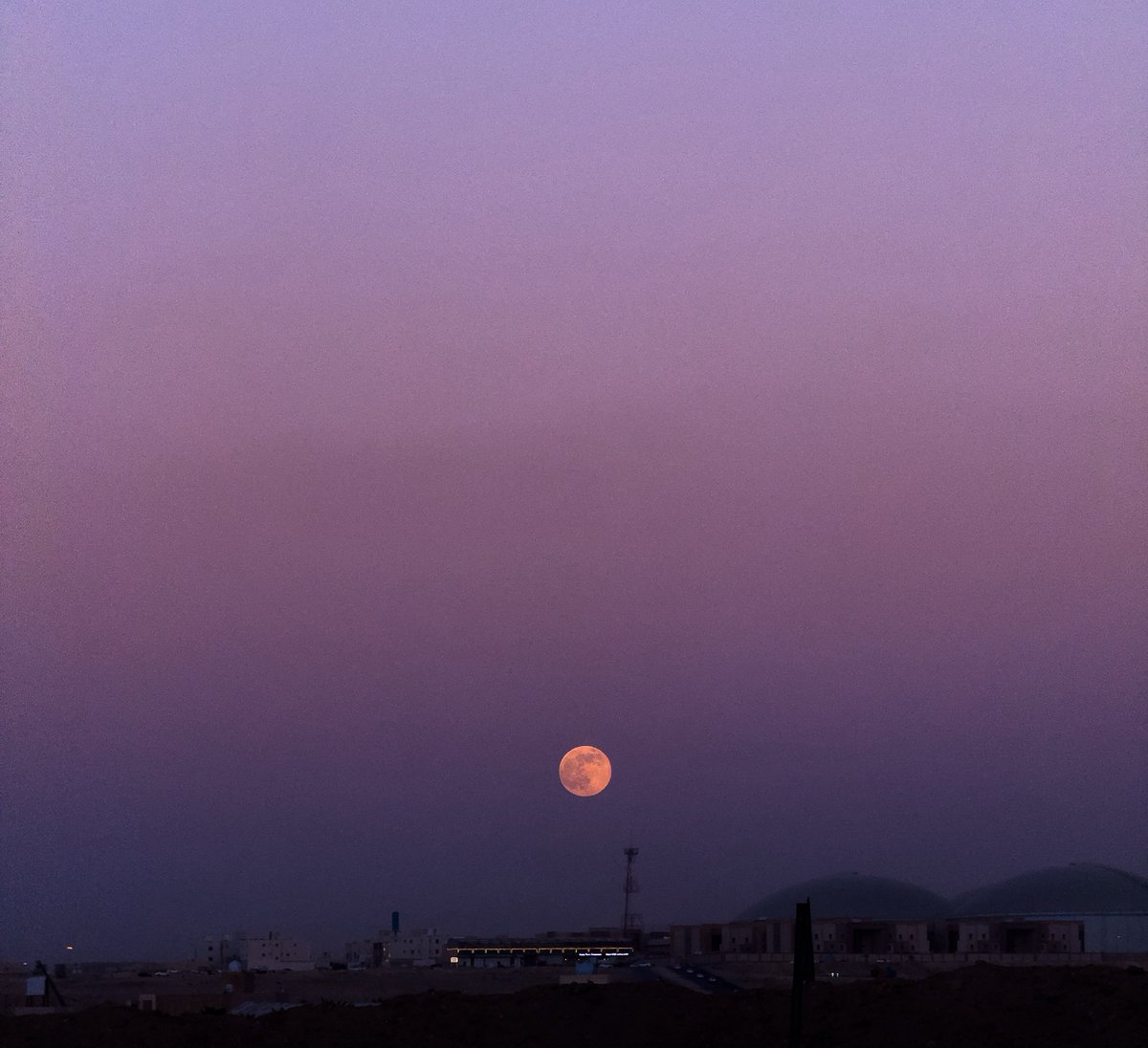 صورت لكم القمر العملاق