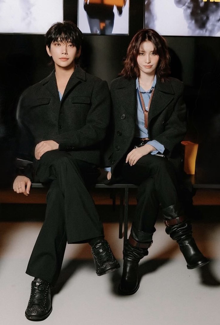 Johsuua's tweet image. Сижу на показе Onitsuka Tiger, делаю вид, что понимаю моду, но на самом деле просто пытаюсь не упасть в обморок, потому что рядом Момо. Все обсуждают стиль, ткани, тренды, а я думаю, дышу ли я вообще. Если это мода  то я уже модель по уровню стресса.