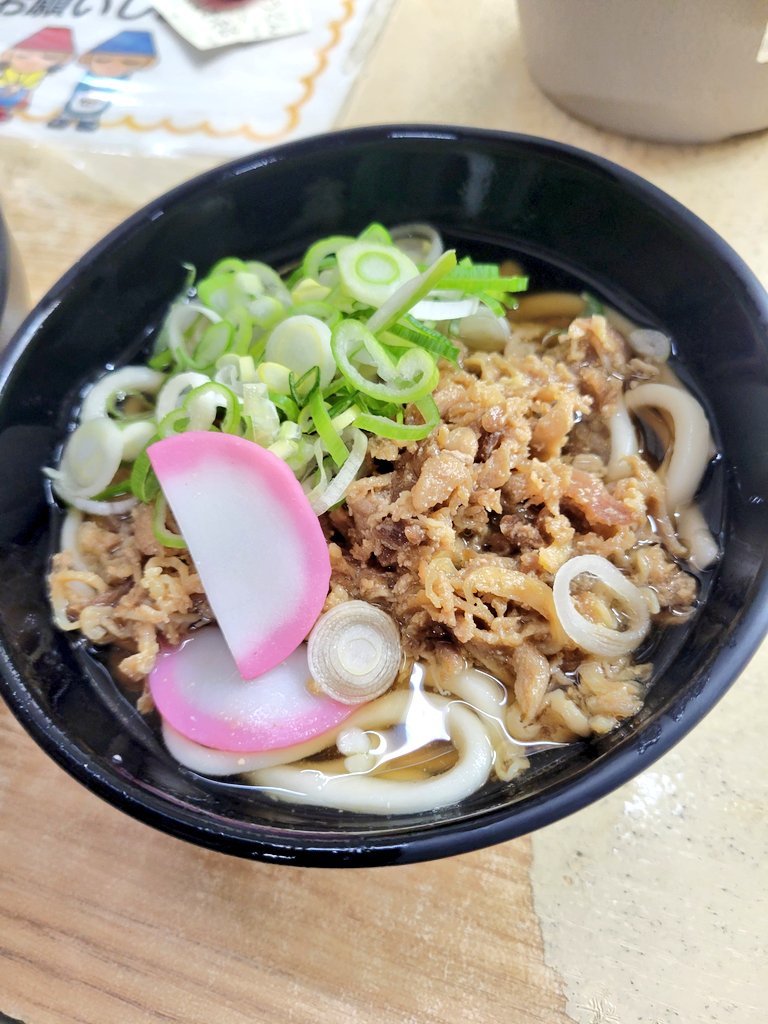 5252cozy's tweet photo. 持病の治療で福岡に行くのですが、そのとき必ず食べるのが
#小倉駅 7,8番ホームの #かしわうどん です。
お肉が甘く、うどんつゆと混ざると最高！
最近関東でも #北九州 のうどんが食べられますが、その中でも私の一番のお気に入りがここです😅😊
お土産用が売っていますが必ず大量買いして帰ります😂 https://t.co/89ZHgfQUb0