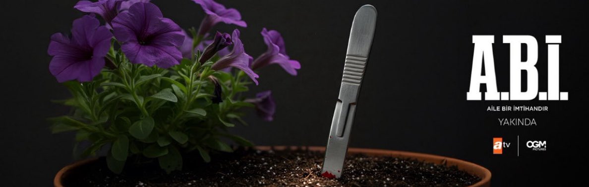 العائلة هي الامتحان …. 

يمكن تقسيم معنى زهرة البتونيا إلى فئتين رئيسيتين: إيجابية وسلبية. فالبتونيا الأرجوانية ترمز إلى تشاغلا، والمشرط الدموي يرمز إلى دوغان، والتربة ترمز إلى عائلة هانجي أوغلو السرية.
#Abi