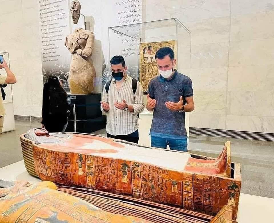 ميصحش كدا
دا برضوا فرعون
مش زي زي
ولا أي أي
الواجب والمفروض نعمله مقام
والناس تتبرك بيه
وبالمره
نحط جنبه صندوق لجمع النذور والتبرعات

ويجعله عامر