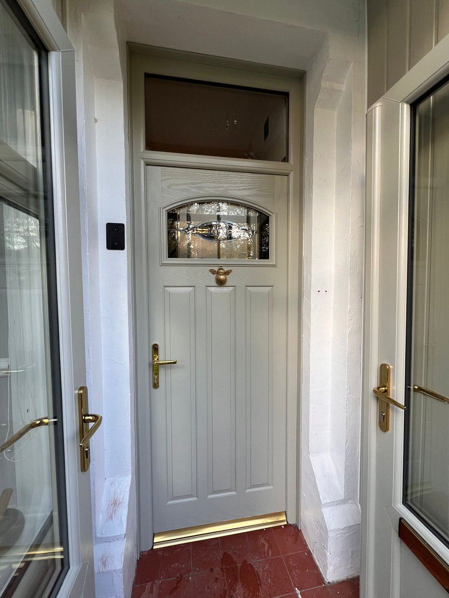 mcrwindows's tweet image. What’s your next door? 🚪

Bold black, heritage woodgrain or a pop of colour tell us your style and we’ll do the rest.

Free quotes: 0800 232 1714
manchesterwindowsltd.co.uk

#ManchesterWindows #FreeQuotes #NewDoor #CompositeDoor #AluminiumDoor #FrontDoorInspo #KerbAppeal #UKHomes