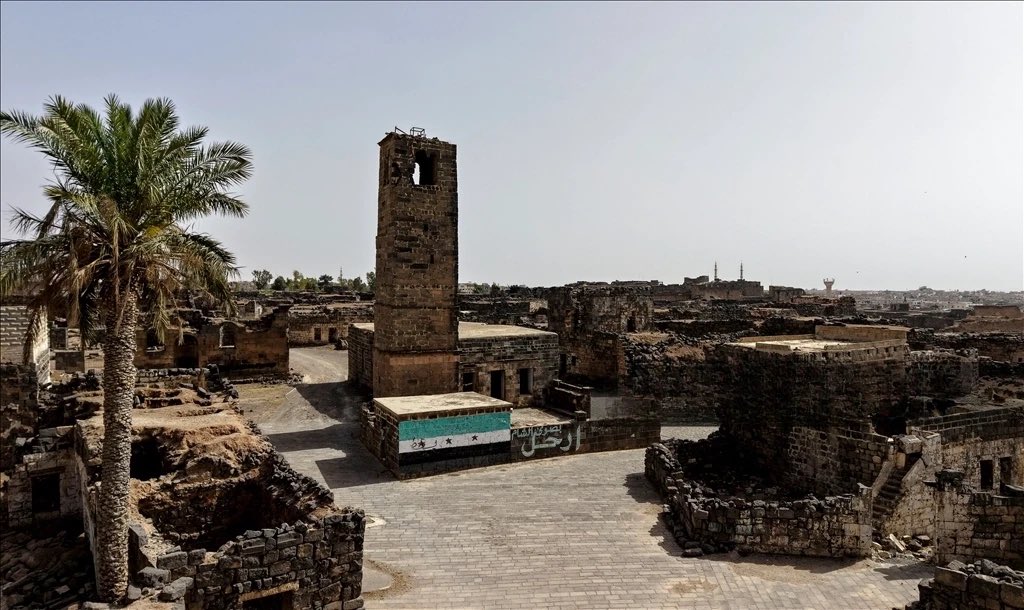 لما نوينا واعتلينا أسوارها،
تاريخنا مسطّر ع وجه أحجارها..
بصرى الشام - درعا

#أرشيف_درعا