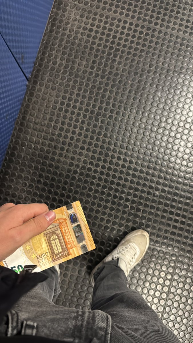 milan_master_'s tweet photo. qualcuno oggi aveva voglia di farsi usare😈💸 

gli è bastato 20 secondi in metro che già sbavava😈💸 

 Vuoi essere il prossimo? 

#cashmaster #cashslave https://t.co/KXNYJWjNV4
