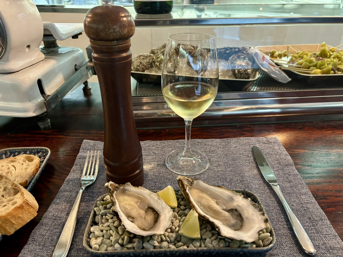 Bonbibendum's tweet image. Lo de ponerle pimienta a las ostras me lo enseñó el gran @Bernievinyes. Y me parece un acierto. @TreZerestaurant
