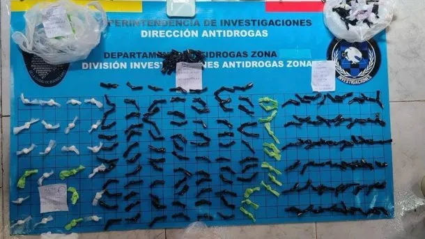 PolicialesON's tweet image. 🚨Cayó una familia narco en Ciudad Oculta: le secuestraron casi 500 envoltorios de pasta base

📌Se secuestraron casi 500 dosis de pasta base que eran comercializados en un kiosco de Villa Lugano que funcionaba como fachada. #narcos #droga