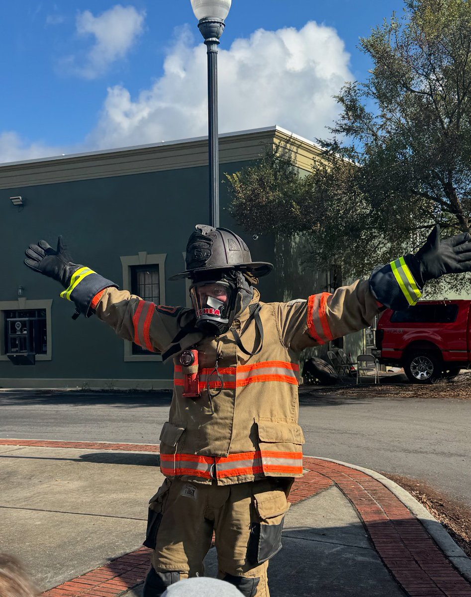 YMCAUpperPeeDee's tweet photo. Our after-school enrichment kids had an absolute blast exploring the firetrucks! We’re so thankful for our amazing community and local heroes for helping create the best memories for our YMCA kids.

#HartsvilleYMCA #CommunityStrong #YKids #AfterSchoolFun #FireSafetyDay https://t.co/CELHjzjHD5