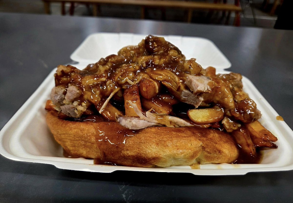 TyPawb's tweet image. Dechreuwch eich diwrnod gêm @Wrexham_AFC v @CAFCofficial gyda ni!

£3 am barcio diwrnod cyfan yn ein haul aml-lawr, bwyd a diodydd blasus ar gael o&apos;n marchnad ac ardal fwyd - wedyn dim ond 20 munud o gerdded trwy&apos;r dref i&apos;r Cae Ras!

#WXM_AFC #Wrecsam