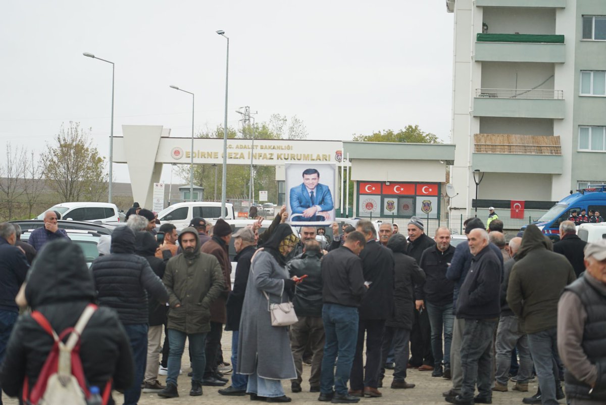 tip_edirne's tweet photo. Kobane davasının 10. yıldönümünde Selahattin Demirtaş'ın tutuklu olduğu Edirne Cezaevi önünde Dem Partili mücadele arkadaşlarımızın yanındaydık.
Tüm siyasi tutsaklar serbest bırakılana dek mücadeleye devam edeceğiz. https://t.co/7G9hatHOQs