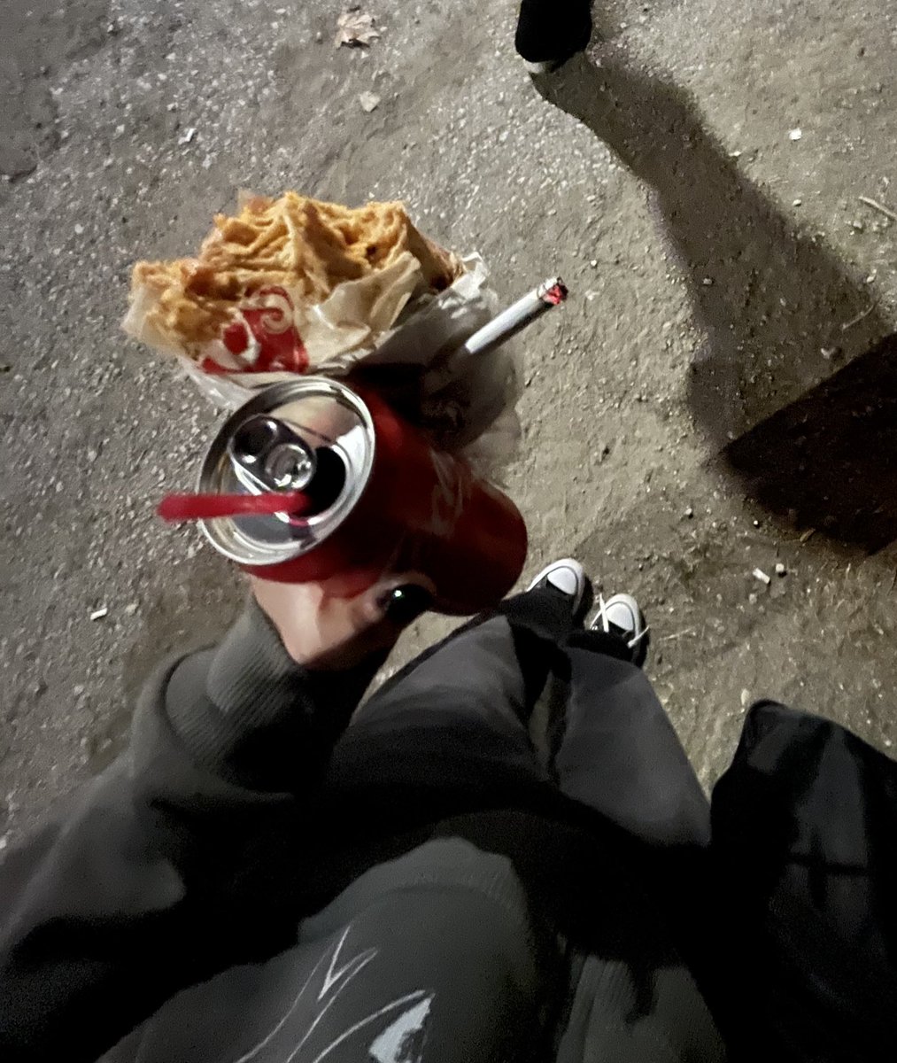 Arkadasin yarim biraktigi doner kola ve mangal atesinde yaktigim yerden buldugum sigara bugun cok karliyim bence