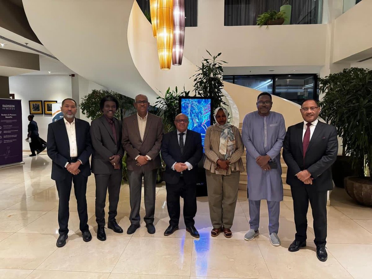 التحالف المدني الديمقراطي لقوى الثورة "صمود"
تصريح صحفي

انخرط وفد صمود الذي يزور العاصمة الأثيوبية أديس أبابا في اجتماعات مكثفة افتتحها بلقاءات مع الإتحاد الأفريقي، حيث عقد اجتماعاً بمقر المنظمة مع مسؤولي ملف السودان ومفوضية الاتحاد الأفريقي يتقدمهم السفير محمد بلعيش، كما عقد