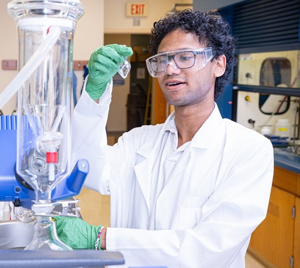 CshlMassSpec's tweet photo. A new Research Tech joined the MS Shared Resource: welcome David Boone! David comes to CSHL after shining as an undergrad synthetic chemist at Hofstra. Now he will look at small (biological) molecules through ion lenses and orbitrap detectors. https://t.co/oC8Dl5TY8I