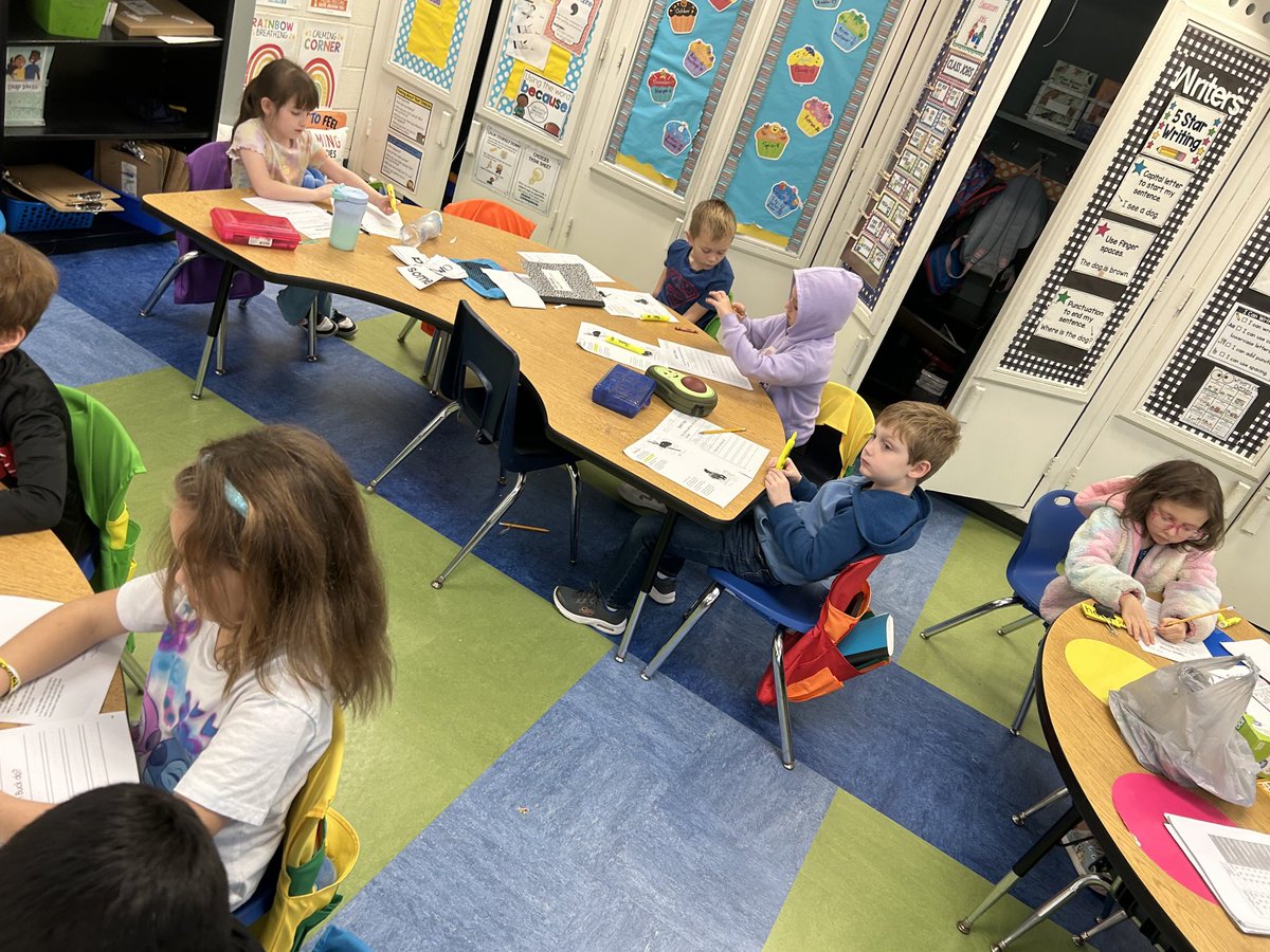 Working hard to use RACE to answer questions after highlighting our evidence in the text. #kcsdropedintoreading #TMGenius #bramlagebrainiacs