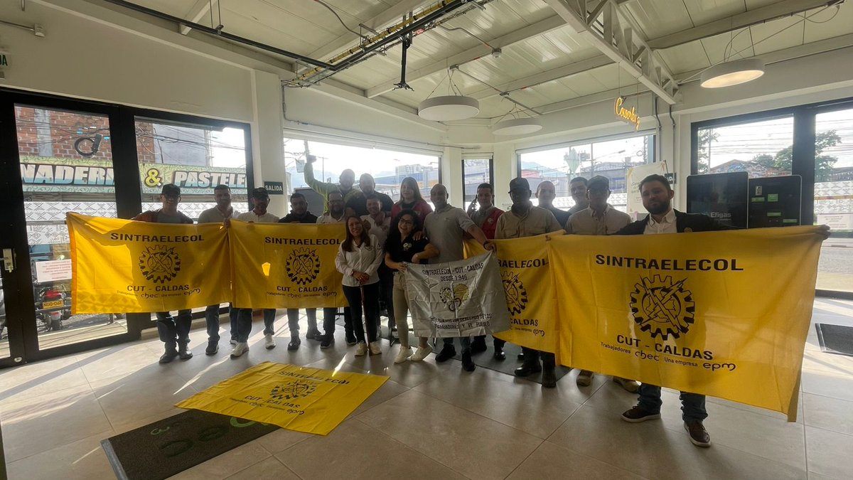 elecolcaldas's tweet photo. Los trabajadores que acompañan desde Dosquebradas la entrega del Pliego de Peticiones que se realiza en la Estación Uribe - Chec.
Unidad - Organización y Lucha. https://t.co/1qio1DqyZn