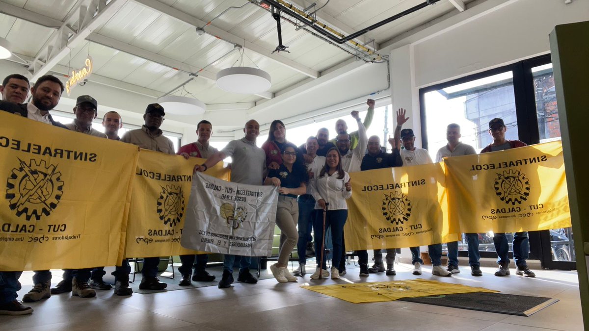 elecolcaldas's tweet photo. Los trabajadores que acompañan desde Dosquebradas la entrega del Pliego de Peticiones que se realiza en la Estación Uribe - Chec.
Unidad - Organización y Lucha. https://t.co/1qio1DqyZn