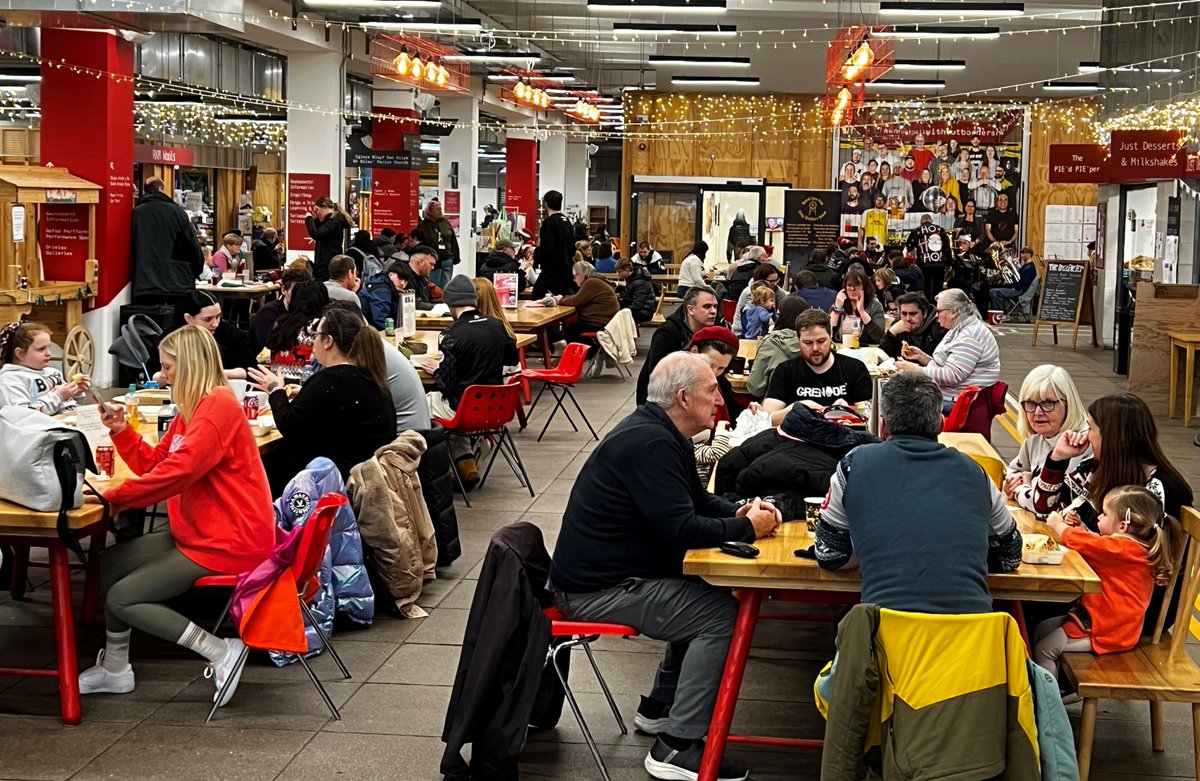 TyPawb's tweet image. Dechreuwch eich diwrnod gêm @Wrexham_AFC v @CAFCofficial gyda ni!

£3 am barcio diwrnod cyfan yn ein haul aml-lawr, bwyd a diodydd blasus ar gael o&apos;n marchnad ac ardal fwyd - wedyn dim ond 20 munud o gerdded trwy&apos;r dref i&apos;r Cae Ras!

#WXM_AFC #Wrecsam