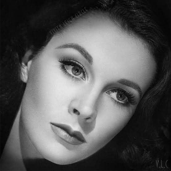 sinemayazari's tweet photo. “Ben film yıldızı değilim, ben bir aktrisim.”
Vivien Leigh

Kazandığı Oscar heykelciklerinden birini, banyo kapısında durdurucu (stopper) olarak kullanırdı.😊
En büyük sinema oyuncularından biri kabul edilmesine rağmen sadece 19 filmde oynamıştır.

Vivien Leigh aslında bir tiyatro deviydi. RADA (Royal Academy of Dramatic Art) mezunudur, daha ilk oyunuyla dikkatleri üstüne topladı.
Laurence Olivier, Peter Brook ve Noël Coward gibi efsane tiyatro yönetmenleriyle çalıştı.
Kariyeri boyunca oynadığı 20 küsur oyunun çoğu 50 kezden fazla sahnelendi, 100’den fazla sahnelenen 5 oyunu var.
Kleopatra, Leydi Macbeth, Tatiana ve Blanche DuBois yorumları, bazı uzmanlarca 20. yüzyılın en iyi sahne performansları arasında gösterilir.

Ama onu benim gözümde devleştiren başka bir özelliğidir.

Vivien Leigh 1937-38 yıllarından ölene dek bipolar bozukluk (o zamanki tanı adı “manik depresif”) hastasıydı. 1940’larda başka bir sağlık sorunu ortaya çıktı, o zaman anlamadılar ama yıllar sonra tüberküloz (verem) tanısını konacaktı. Akciğerleri yavaş yavaş çöküyordu, yıllarca ilaç kullandı, hayatı boyunca yorgun ve bitkin bir hâldeydi. Sonunda veremden ölecekti.

Leigh 1944’te düşük yaptıktan sonra ilk ciddi manik atağını geçirdi ve bipolar bozukluğu ilerledi, 1948 ve ‘50’de iki büyük kriz daha geçirdi.
1950 sonunda durum vahim bir hâl aldı. Henüz lityum tedavisi ve antipiskotikler bilinmediği için 1951’den itibaren ara ara Şok Tedavisi (Electroconvulsive Therapy, ECT) uygulandı, hani şu Guguk Kuşu filminde Jack Nicholson’a zorla yapılan işkencevari uygulama.

Vivien Leigh ilk başlarda şok tedavisini aşağılayıcı ve korkunç bulduğu için kocası Laurence Olivier’e yalvarıyordu, beni o tedaviye götürme diye.
Yıllar sonra kendi isteğiyle ECT alacaktı, çünkü başından beri ona iyi geliyordu.
1953-58 arası krizler sıklaştı, 1956’da ikinci düşüğünü yapmıştı. 1961’e kadar ECT’ye devam etti.

Dikkat buyurun, her şok tedavisi birkaç haftaya yayılan 6 ila 12 kürden oluşuyor ve anestezi gerektiriyordu. Vivien Leigh bazen sabah uyutulup tedavi aldığı günün akşamında sahneye çıkıyordu ve iki sayfa tutan (40-60 satır) monologları vardı.
Olivier, Coward ve Gielgud gibi tanıklar, bu süreçte Leigh’in repliklerinde tek bir kez bile hata yapmadığını söylerler. Hep mükemmel oynamış. Yıllarca!
Sık sık şok terapisi uygulanan ilaç bağımlısı bir veremli için insanüstü bir dirayet, olağanüstü bir gövde gösterisi.
Leigh’in mücadelesi bence hayranlık uyandırıcı.

Vivien Leigh 31 yıl içinde 2.000’den fazla kez sahneye çıktı, yurt içi ve yurt dışında turnelere katıldı.
1963’te TONY ödülüne layık görüldü, 20’yi aşkın tiyatro ödülü vardır.

Vivien Leigh’in ilk aşkı her zaman tiyatroydu ama sinemada da harikalar yarattı. Oyunculuk dalında Oscar kazanan ilk İngiliz aktristir, BAFTA kazanan  ilk aktristir. İki Oscar kazanan ilk İngiliz aktris de odur.
Filmlerinin çoğu harikadır.
Üstelik bunları başarırken günden güne kötüleşen veremle ve hayatını cehenneme çeviren bipolar bozuklukla mücadele ediyordu. Vivien Leigh 1967 yılında öldüğünde sadece 53 yaşındaydı.

Sevdiğim filmleri:

• Gone with the Wind (Rüzgâr Gibi Geçti, 1940)
Leigh’in ilk Oscarı’nı kazandığı film.

• Waterloo Bridge (1940)
Vivien Leigh’in tüm filmleri içinde en sevdiği buymuş.

• That Hamilton Woman (1941)
Winston Churchill’in favori filmi buymuş.

• Caesar and Cleopatra (1945)
Çekimler sırasında hamile olduğunu öğrenen Vivien Leigh rol icabı zor bir hareket yaparken maalesef çocuğunu düşürdü, sağlık açısından çöküşünü başlatan filmdir.

• Anna Karenina (1948)

• A Streetcar Named Desire (Arzu Tramvayı, 1953)
Leigh’in bu filmdeki Blanche DuBois performansı için “gelmiş geçmiş en iyi aktris performansı budur” diyen olursa itiraz etmem.

• The Roman Spring of Mrs. Stone (1961)
Tennesse Williams, oyunlarından uyarlanan filmler içinde en çok bunu beğeniyormuş.

• Ship of Fools (Aptallar Gemisi, 1965)