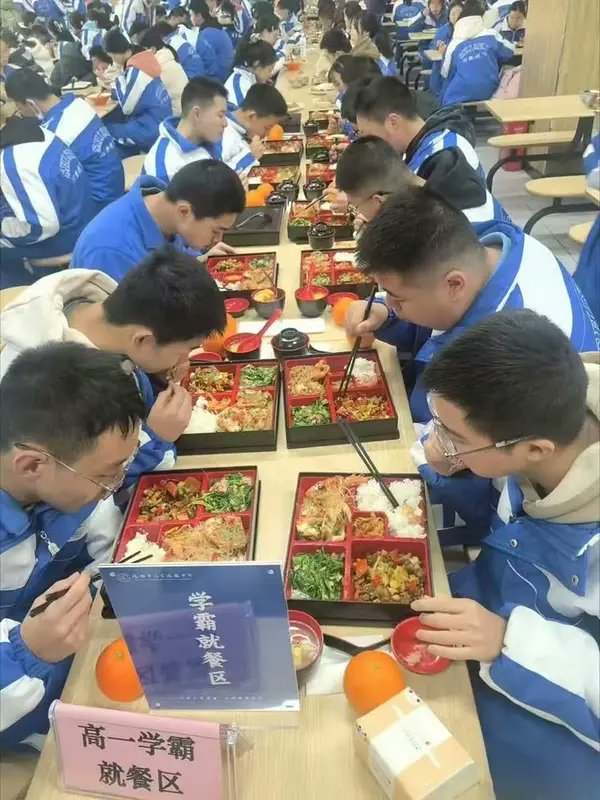 饭看着不一样啊 有点过分了