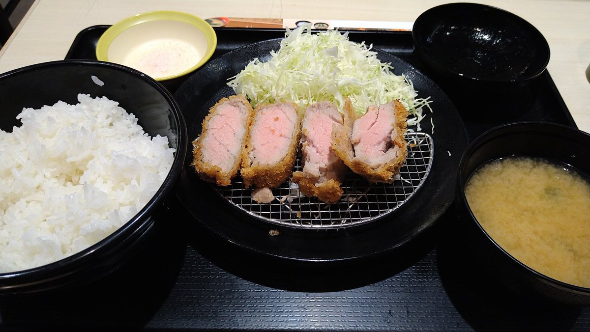 tansiolemon's tweet image. 松のやの店舗限定の『極厚レアヒレかつ定食』
塩で食べるオシャレなかつ
柔らかくて臭みも無かったけど、見本と比べるとちょっとボロボロな感じだった

#松のや