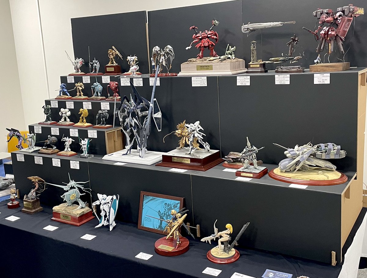 そういえば今回モデフェスの展示台には塚腰運送さん<a href="/tsukagoshi_sei/">塚腰運送購買部</a> の「はれのぶたい」を使用しました。

組み立てや片付けが簡単でコンパクトにまとまり、なにより高さがあるので見てもらいやすかったし、模型写真を撮ってもらう際に背景に人や物が写り込まないのも良かったと思います😄