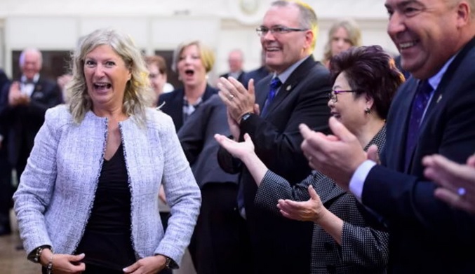 gtlem's tweet image. When Leona Alleslev crossed the floor from the Liberals to the Conservatives

Conservatives THREW A PARTY - complete with champagne @Loritmbf