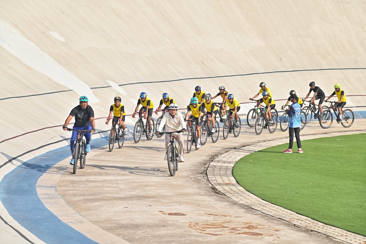 achyuta_samanta's tweet image. Had a wonderful morning cycling with @Leander Paes Ji and our KISS children, who are national and international cyclists, at our world-class velodrome track. 
Leander Ji has been spending time with us these days, showing great interest in promoting sports at KIIT &amp;amp; KISS.
1/2
