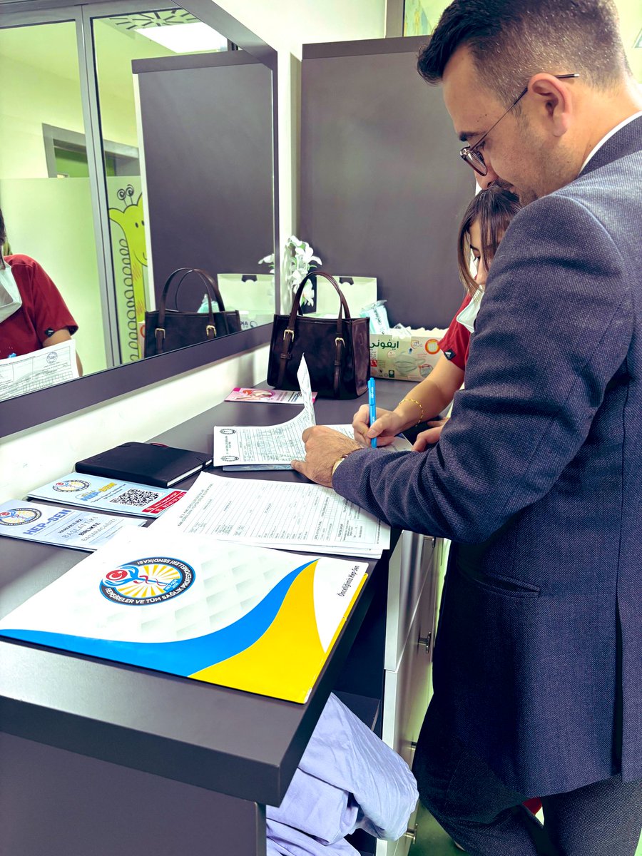 Kayseri Erciyes Üniversitesi Hastanesinde saha çalışmalarımız devam ediyor. Gece nöbet tutanları yok sayanlara karşı onbinler yüzbinler olmaya söz verdik. #hepsengelir 
<a href="/hepsen_2020/">HEP-SEN</a> <a href="/ynsmsek/">Yunus Şimşek</a> <a href="/yasinaldemiir/">Yasin Aldemir 🇹🇷</a> <a href="/kivancorc/">Kıvanç ORUÇ</a> <a href="/ozandenizkacar/">Ozan Deniz KAÇAR</a> <a href="/yakilic1/">Yağmur Kılıç</a> <a href="/Nurtenakbdk91/">Nurten Akbudak</a> <a href="/neslihan_komser/">Neslihan Komser</a>