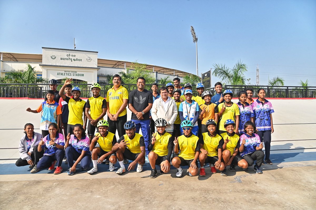 achyuta_samanta's tweet image. Had a wonderful morning cycling with @Leander Paes Ji and our KISS children, who are national and international cyclists, at our world-class velodrome track. 
Leander Ji has been spending time with us these days, showing great interest in promoting sports at KIIT &amp;amp; KISS.
1/2