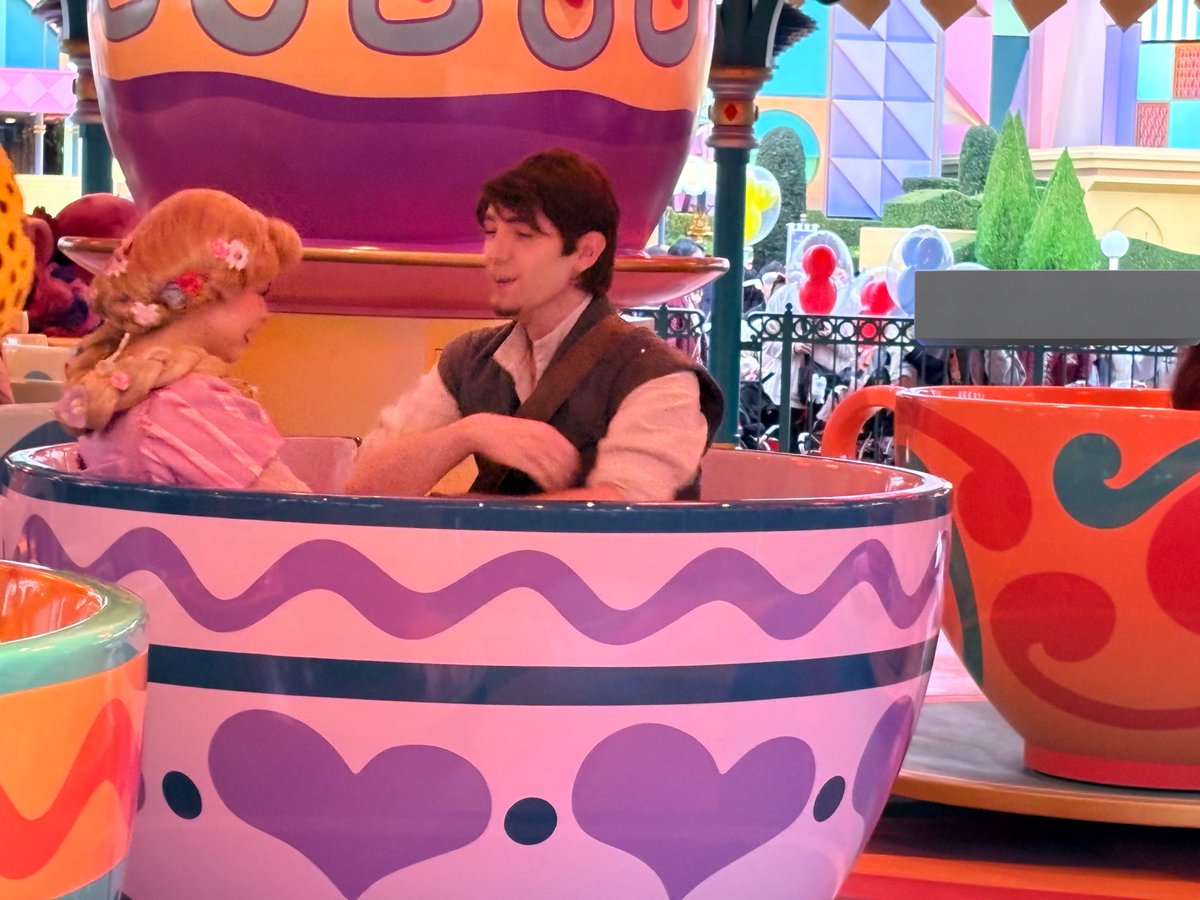 pythonstudy1's tweet image. アリスのティーパーティにプリンセスたちが‼︎フライデーみたいになってるwww