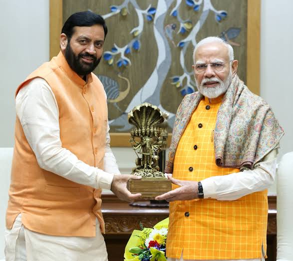 वोट चोर CM with वोट चोर PM .... 

क्यों डर लग रहा है ना....????