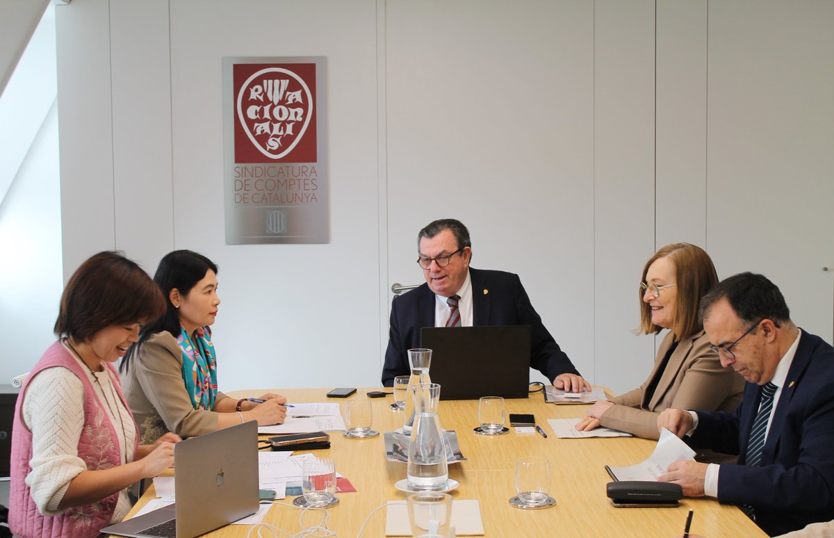 Avui ens ha visitat una delegació de l'Oficina d'Auditoria de la República de Vietnam, membre d'INTOSAI

Els sis membres de la delegació vietnamita han estat rebuts pel síndic major, Miquel Salazar, i pels síndics <a href="/macabases/">Maria Angels Cabases</a> i <a href="/pepvix/">josep viñas xifra</a> 

👉 bit.ly/48ZIciN