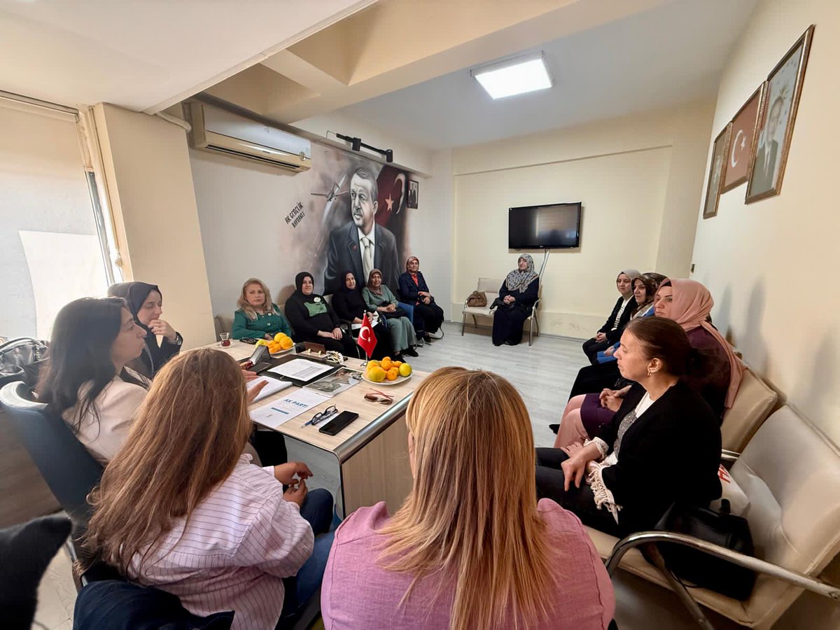 akkadinbayrakli's tweet photo. AK Parti Bayraklı İlçe Kadın Kolları Haftalık Olağan Yönetim Kurulu Toplantımızı İlçe Koordinatörümüz Esin Küçüker katılımıyla, İlçe Başkanımız Sn. @Dilekzkanimek1 başkanlığında İlçe yöneticilerimizle gerçekleştirdik. 
Teşkilat çalışmalarımızı koordine ettik. https://t.co/Uf6067VW8A