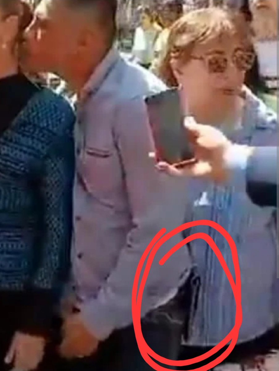 Angie_cinnamon's tweet photo. Ah, caray. Como que este agente que hace de guardaespaldas de Claudia Sheinbaum, se parece mucho al agresor que ayer la acosó y agredió sexualmente. No quiero ser malpensada, pero, ¿será que se atreven a hacer un montaje usando un tema tan delicado? 🤔 https://t.co/OGesi702hR
