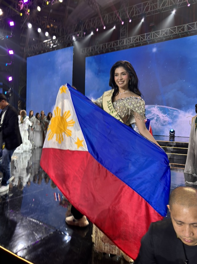 tribunephl's tweet photo. JOY AMIDST CHEERS
WATCH: Even after missing the Top 4, Miss Earth Philippines 2025 Joy Barcoma connects with her fans, sharing heartfelt smiles and gratitude for their steadfast support at The Cove, Okada Manila. | Alvin Kasiban @TribuneLife
#TribuneLife #MissEarth2025 #MissEarthPhilippines #JoyBarcoma #missearthsilverlining #GrandCoronation