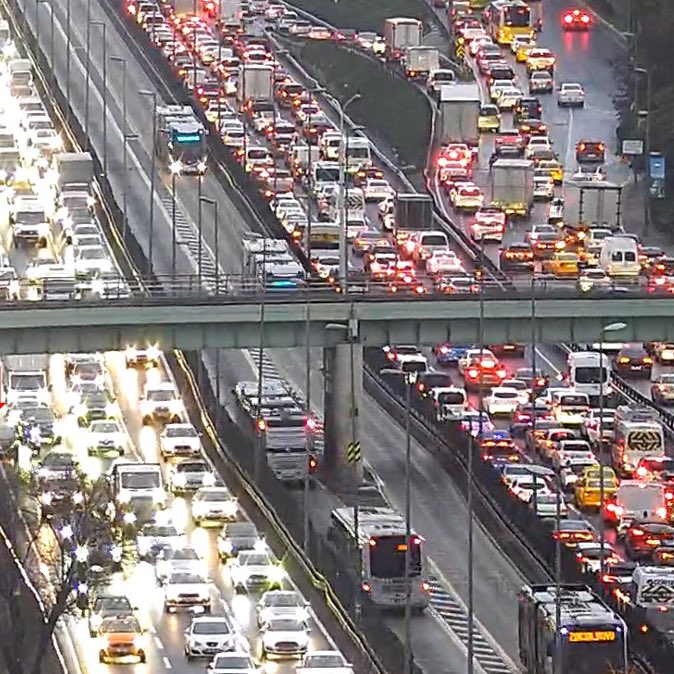 İstanbul'da trafik yoğunluğu %87'ye yükseldi. Şehirdeki trafik durumu oldukça sıkışık.