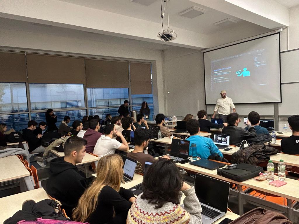 GM from Istanbul 🤘

SUI MOVE workshop is started with <a href="/BlockchainYtu/">YTU Blockchain</a> 

Builders study, learn, share and code with <a href="/buildermare/">BuilderMare</a>  🫡