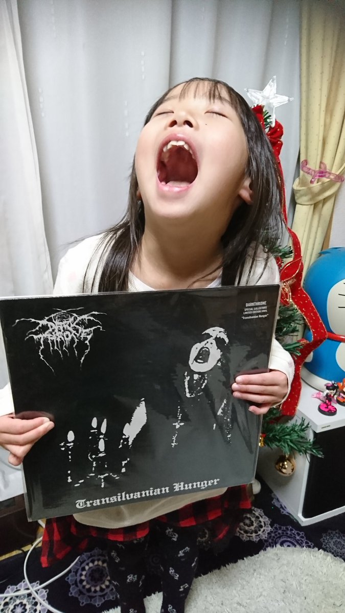 Psycho59243688's tweet image. 娘が幼稚園の時に真似してもらったヤツ。中学生になったのでもう絶対にやってくれない。
当然ながらブラックメタルに微塵も興味を示さない。親子で楽しんでる人はどうやって仕込んだのか？