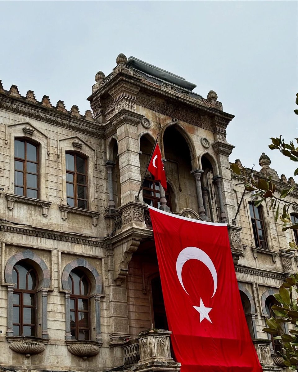 “Şah-ı gülistandan güzelsin, güzel.”