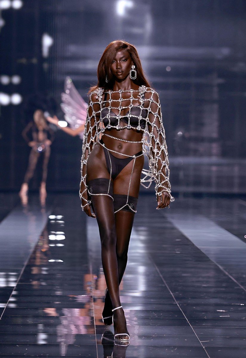 NoteSphere's tweet image. Anok Yai has been crowned 2025 Model of the year! 👏🏾💜