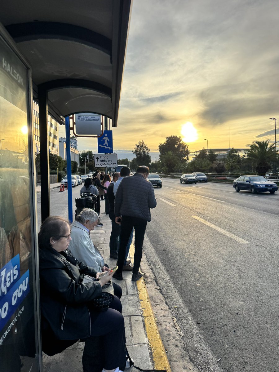 soyelrks's tweet image. No me volveré a quejar del retraso del transporte público en Madrid. Con la huelga de taxis ahora mismo en Atenas tengo que ir en bus. La frecuencia de paso del q necesito es 10’. Llevo 25 esperando y aquí sigo.