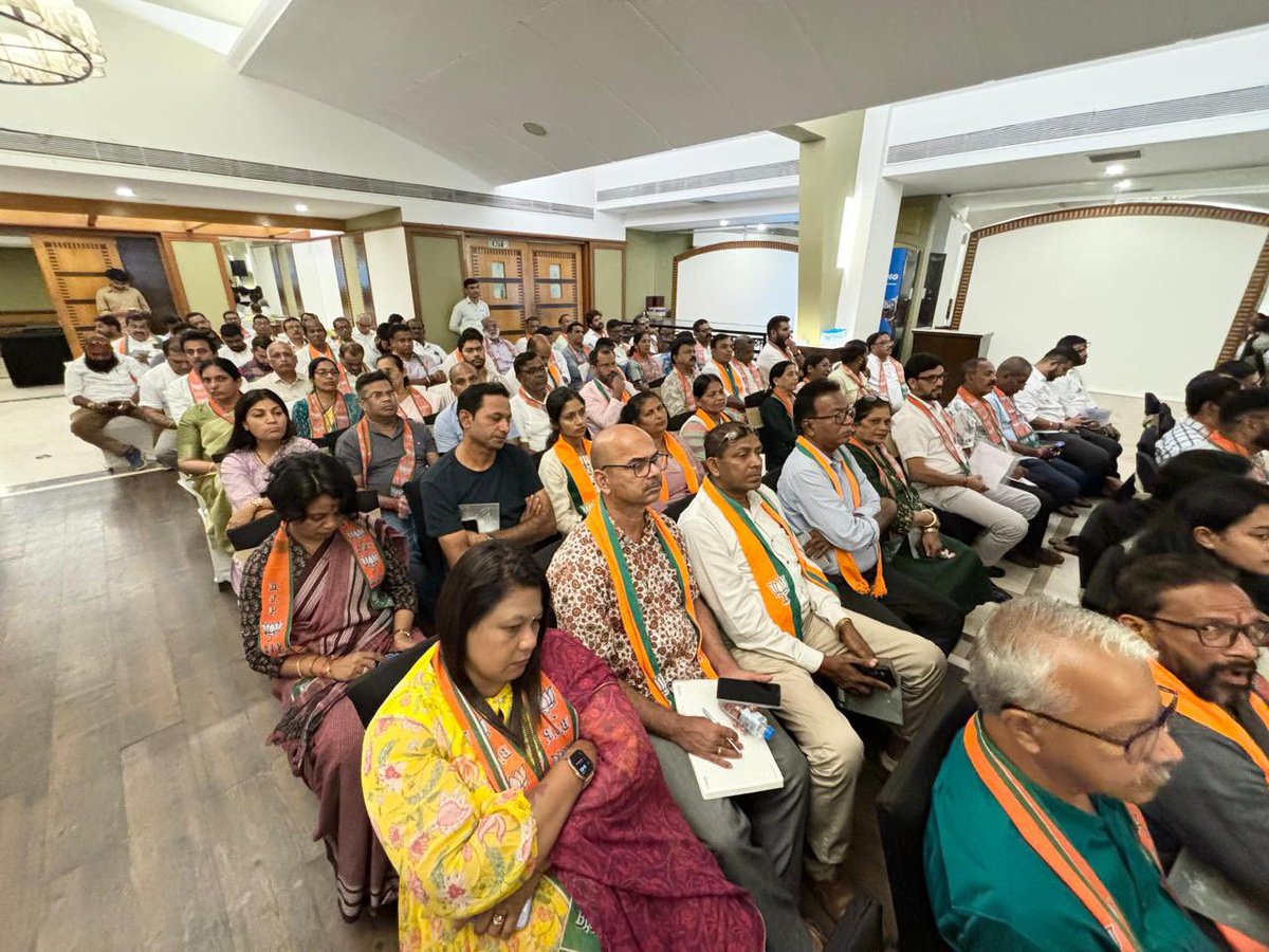 annamalai_k's tweet image. In a meeting presided over by Hon CM of Goa Thiru @DrPramodPSawant avl and along with @BJP4Goa State President Thiru @DamuNaik avl, had the opportunity to interact with the functionaries of BJP Goa on the need for the Special Intensive Revision initiated by the ECI. (1/2)
