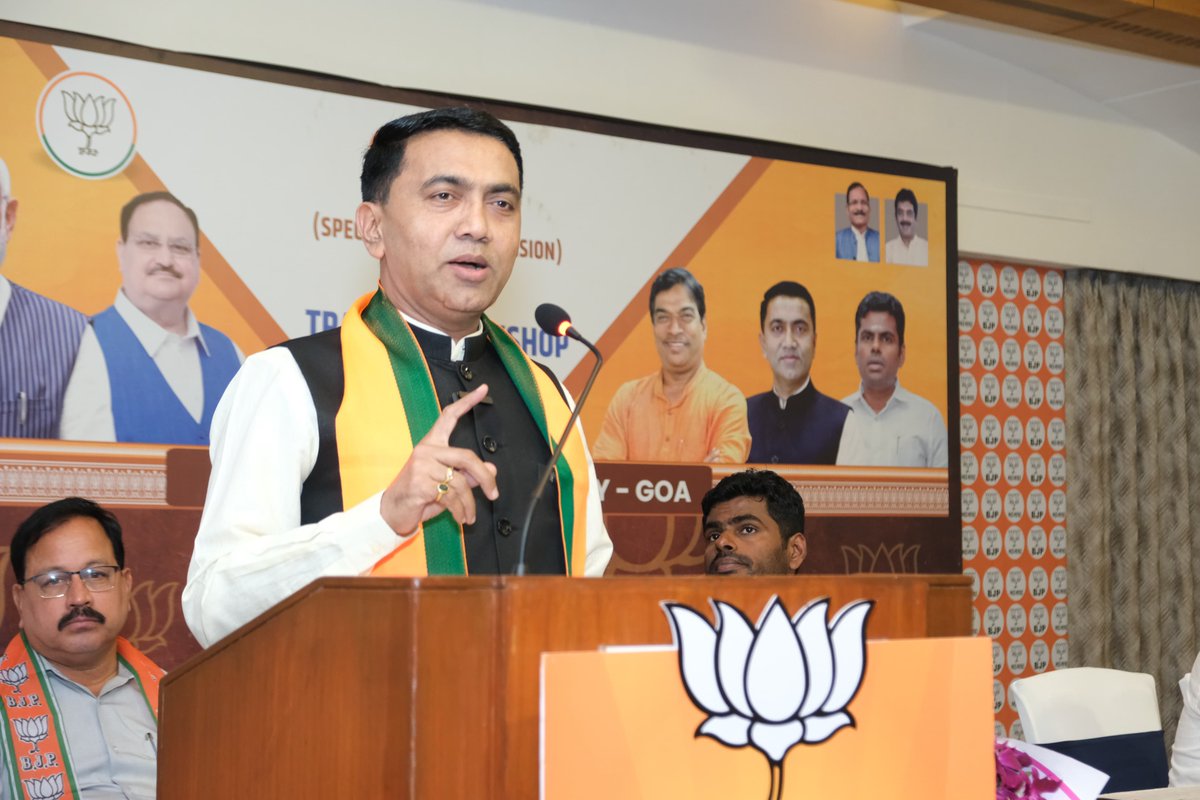 annamalai_k's tweet image. In a meeting presided over by Hon CM of Goa Thiru @DrPramodPSawant avl and along with @BJP4Goa State President Thiru @DamuNaik avl, had the opportunity to interact with the functionaries of BJP Goa on the need for the Special Intensive Revision initiated by the ECI. (1/2)