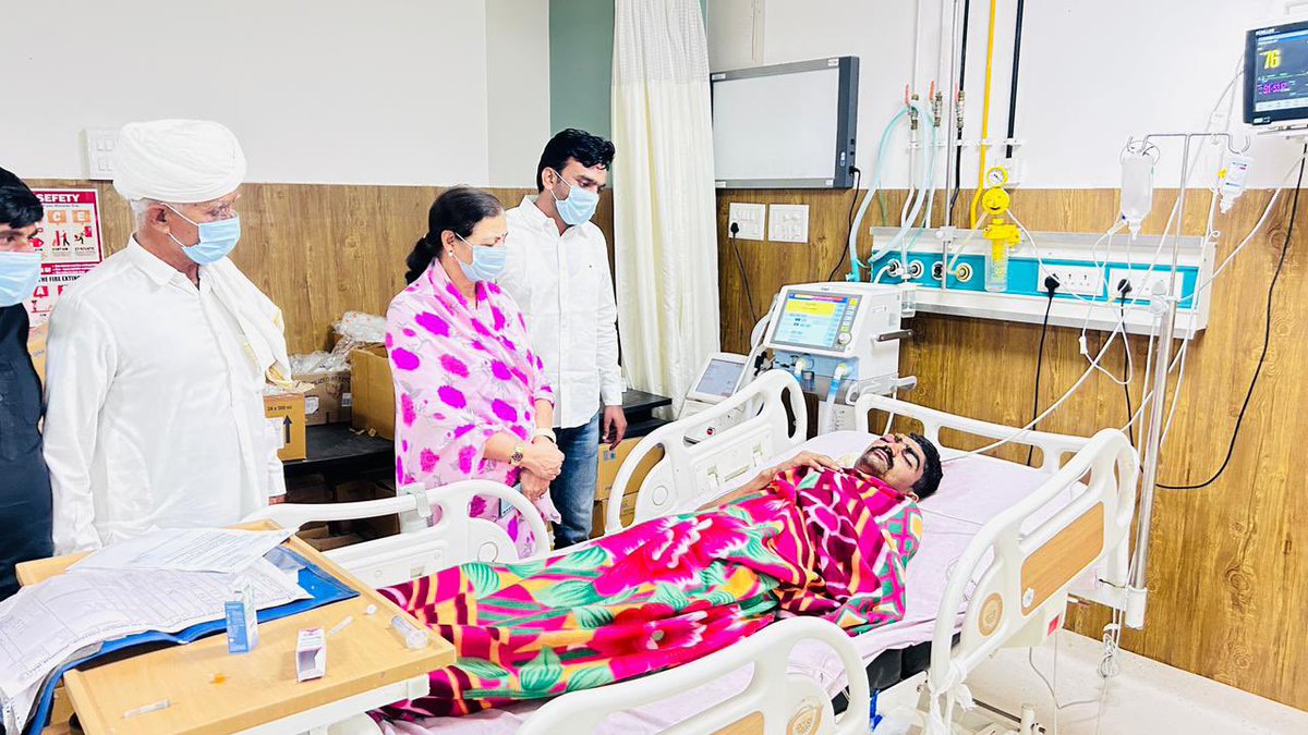 आज जोधपुर ज़िला प्रमुख श्रीमती लीला मदेरणा जी ने बावड़ी क्षेत्र के हरढाणी गांव में शादी समारोह के दौरान हुए सिलेंडर ब्लास्ट में घायल लोगों से मुलाकात की।

उन्होंने MGH और MDM अस्पताल पहुंच कर घायलों का कुशलक्षेम जाना और अस्पताल प्रशासन को निर्देश दिए कि उपचार और देखभाल में किसी