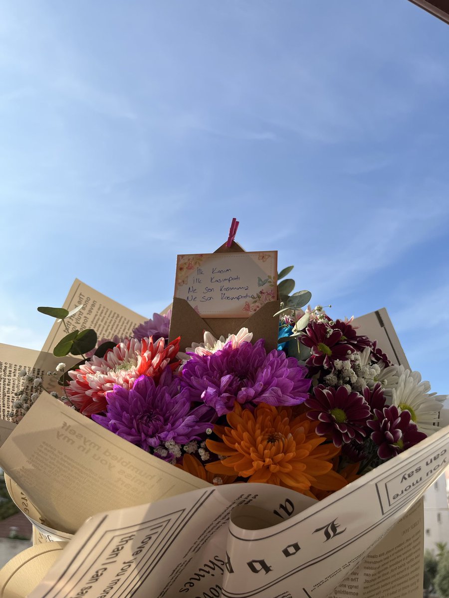 “Kızlarrr kasımpatı çiçekleri alındı mı?” yazılarına ağzımızın payını aldık yazan bana bu sene gerçeğini yaşama şoku🥹🥰