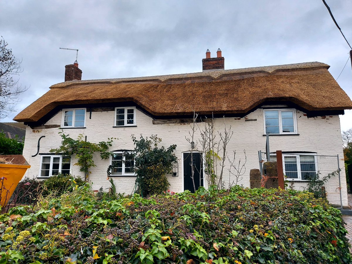 masterthatcher2's tweet image. #Swynnerton #Thatching job complete. Work carried out by Rafal, Daniel and Michal.